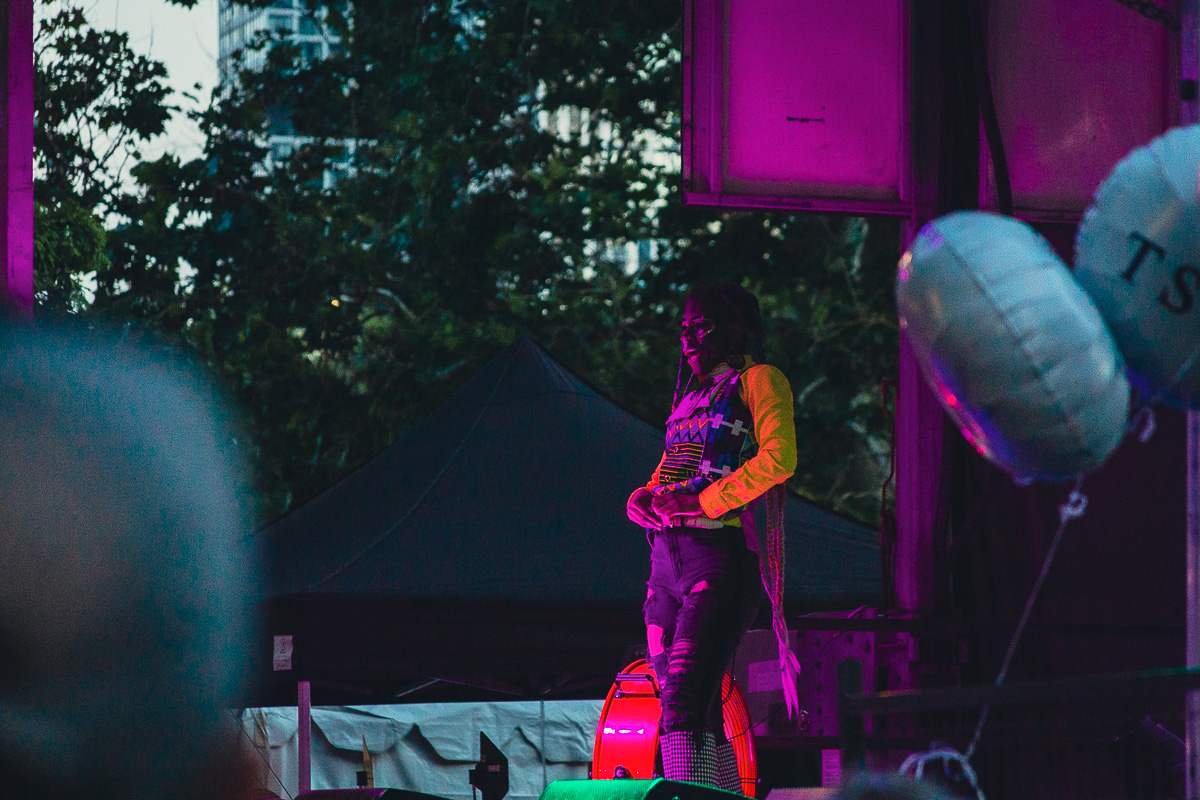 A Black female performer onstage. © Andy Lee, 2022. realandylee.com